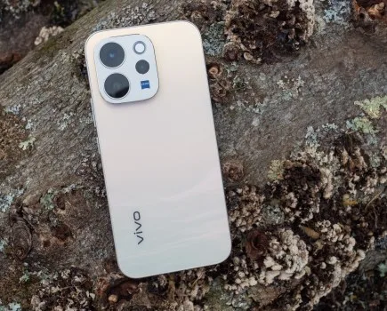 Vivo iQOO 12 smartphone image 3