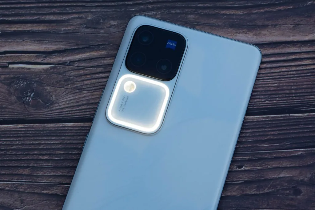 Vivo V30 Pro smartphone image 2