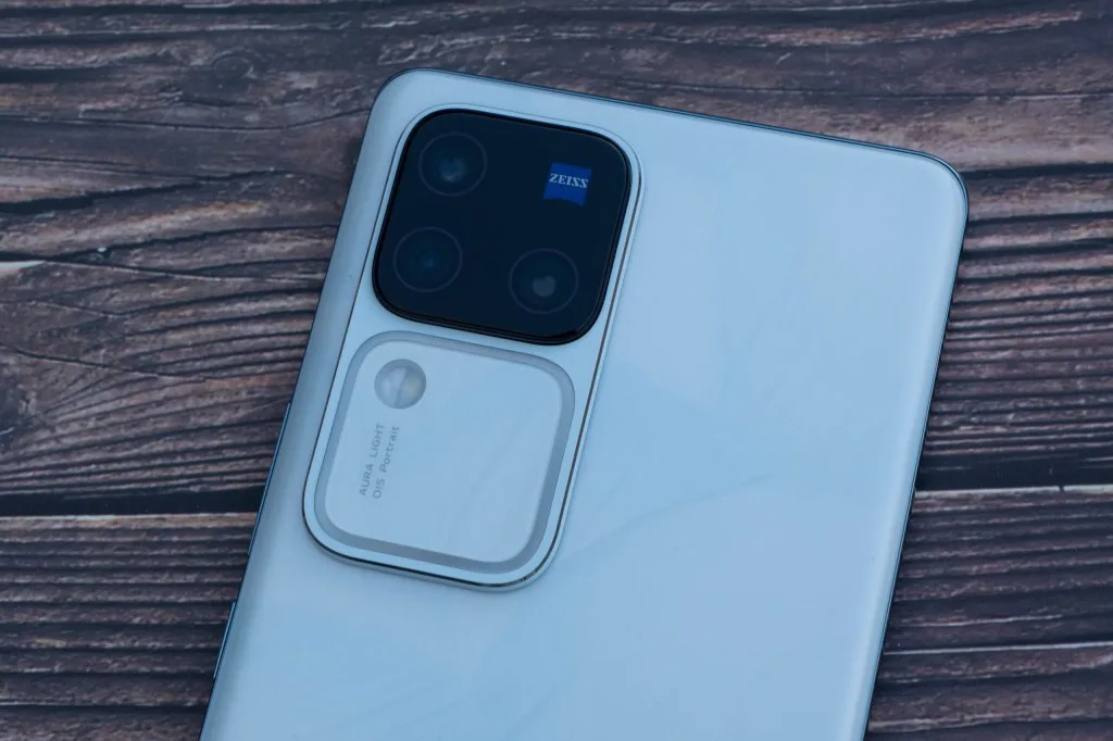 Vivo V30 Pro smartphone image 3